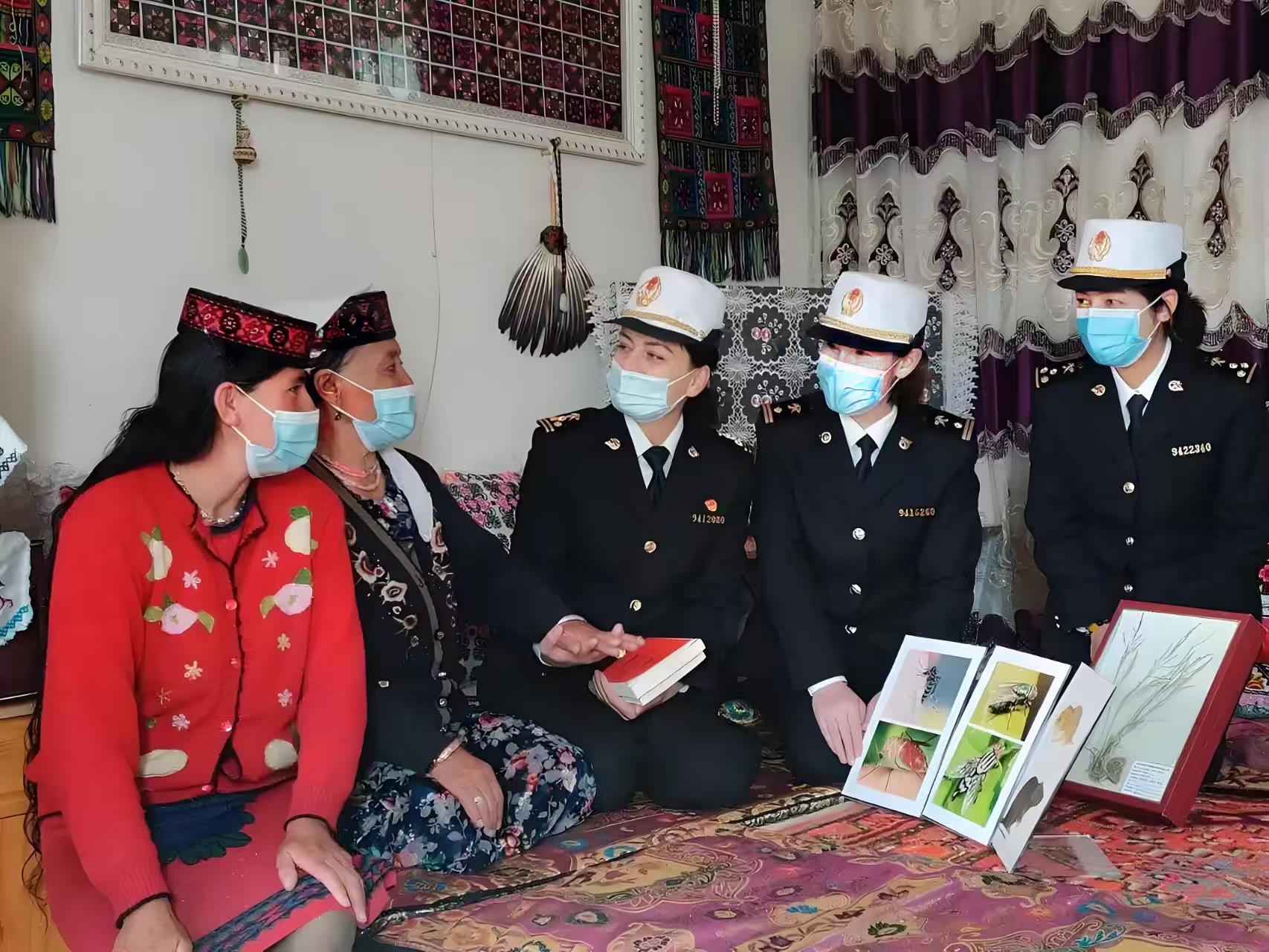 海關(guān)衛(wèi)士向藏民宣傳昆蟲保護知識