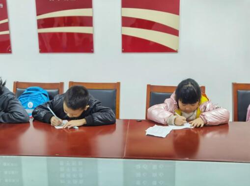 文化惠民丨荊劉村開展青少年“浸潤書香  暢游書海”活動