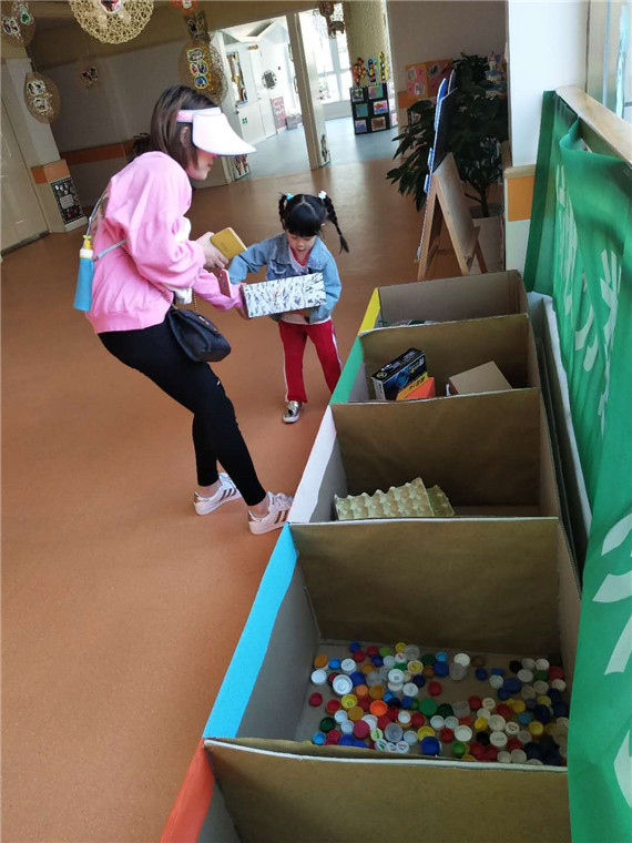 金陵驛社區(qū)開展“垃圾分類 從我做起”兒童環(huán)?；顒?dòng)