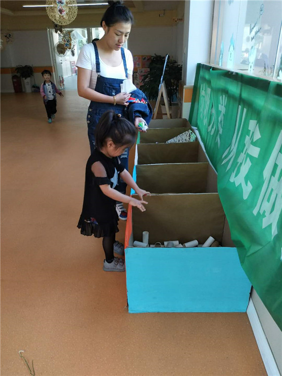 金陵驛社區(qū)開展“垃圾分類 從我做起”兒童環(huán)?；顒?dòng)