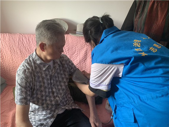 向上社區(qū):關(guān)愛社區(qū)老人 弘揚(yáng)雷鋒精神