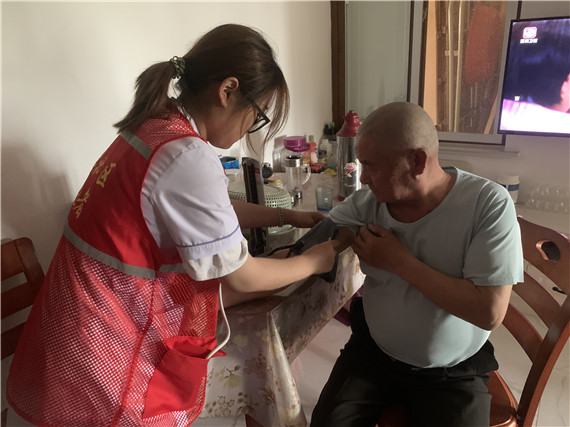 向上社區(qū):關(guān)愛社區(qū)老人 弘揚(yáng)雷鋒精神