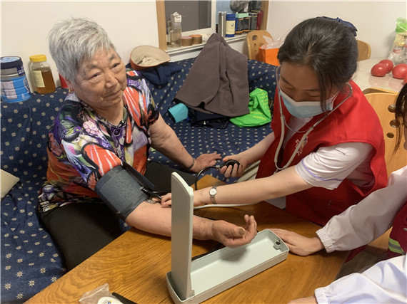 向上社區(qū):關(guān)愛社區(qū)老人 弘揚(yáng)雷鋒精神