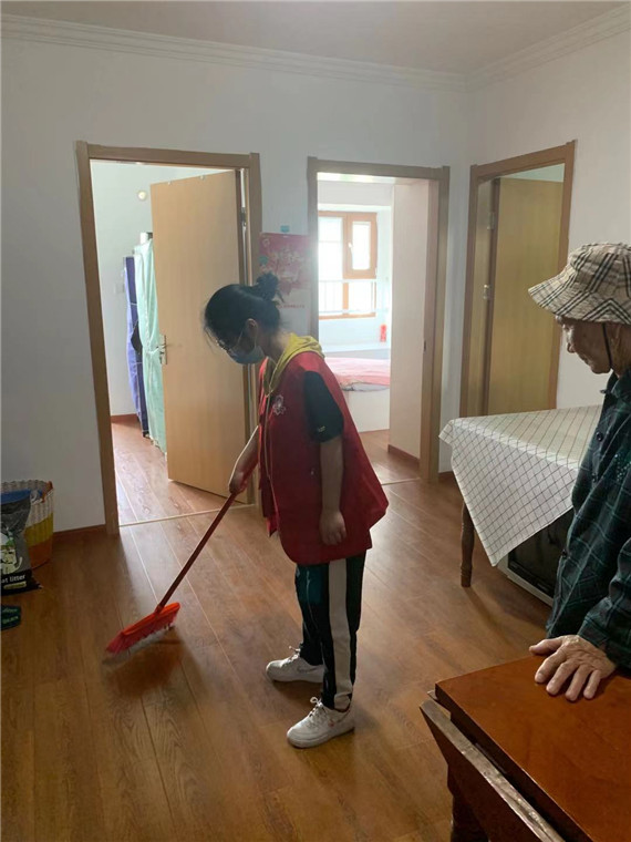 向上社區(qū):關(guān)愛社區(qū)老人 弘揚(yáng)雷鋒精神