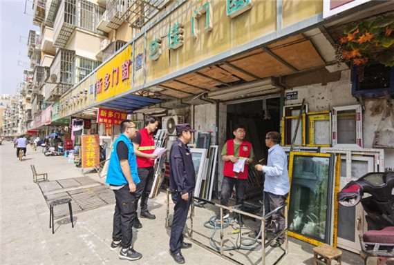 馨康苑社區(qū):聯(lián)合落實(shí)門前三包排水證辦理