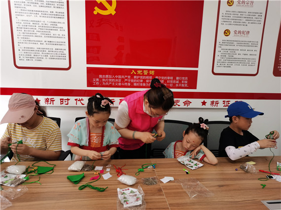 攝山村:聽紅色故事 做香包 品味不一樣的端午