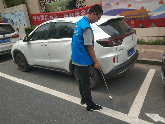 蛇盤社區(qū):護(hù)市容 我光榮