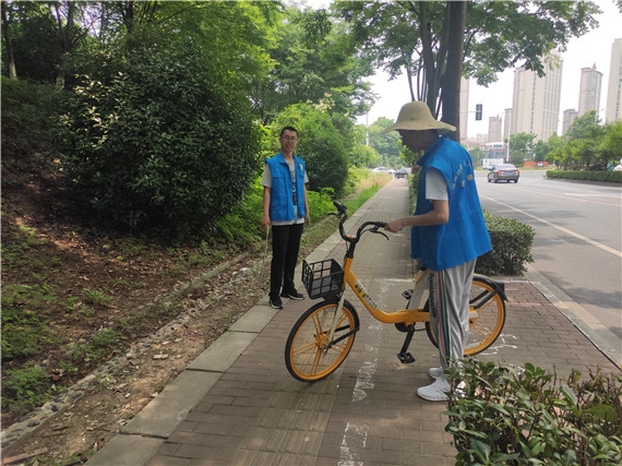 蛇盤社區(qū):護(hù)市容 我光榮