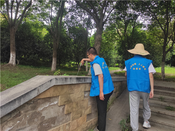 蛇盤社區(qū):護(hù)市容 我光榮