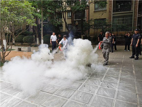 翠林山莊社區(qū):創(chuàng)建安全發(fā)展示范城市 開展消防演練