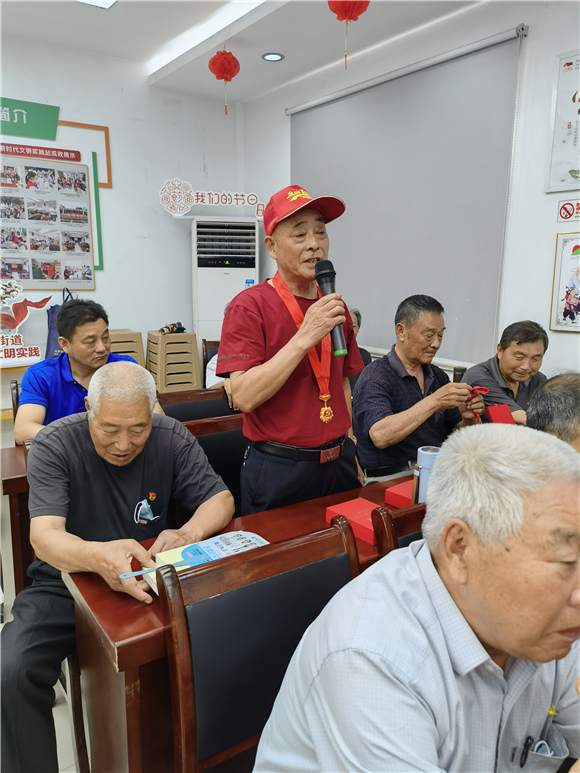 【學(xué)黨史辦實(shí)事】百水家園社區(qū)黨委開(kāi)展頒發(fā)“光榮在黨50年”紀(jì)念章暨黨員過(guò)“政治生日”主題黨日活動(dòng)