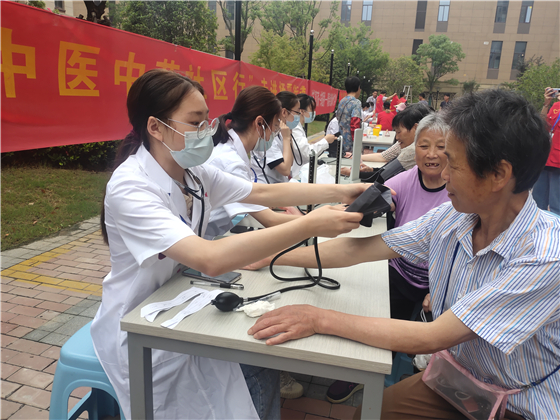 石埠橋村社區(qū):專家送來(lái)健康經(jīng) 群眾困難隨之去