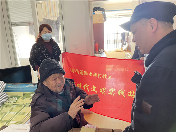 退休黨員新春溫暖 上門慰問(wèn)高齡老人