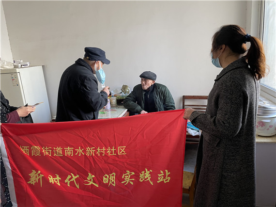 退休黨員新春溫暖 上門慰問(wèn)高齡老人