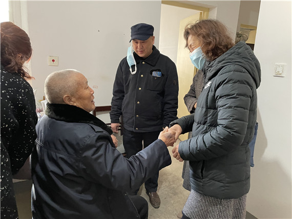 退休黨員新春溫暖 上門慰問(wèn)高齡老人