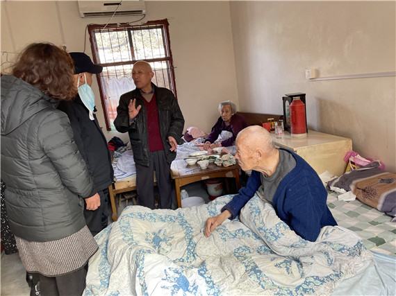 退休黨員新春溫暖 上門慰問(wèn)高齡老人