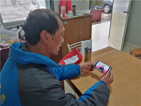 南水社區(qū)組織老黨員學(xué)習(xí)離退休干部網(wǎng)上專題報(bào)告會(huì)