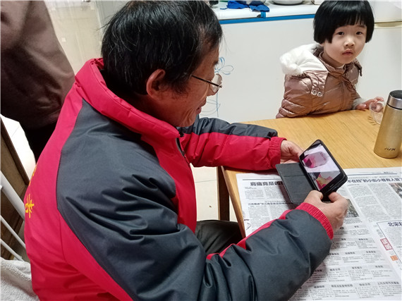 南水社區(qū)組織老黨員學(xué)習(xí)離退休干部網(wǎng)上專題報(bào)告會(huì)