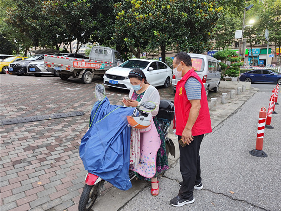 翠林山莊社區(qū)開展疫情防控體溫測量排查志愿服務(wù)活動